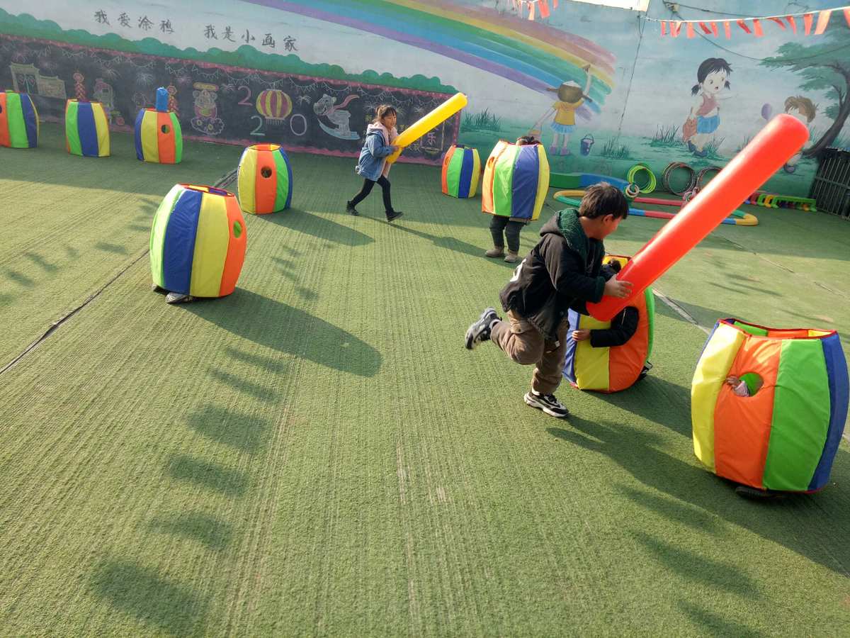 金苹果幼儿园中班小朋友!户外游戏《打地鼠》