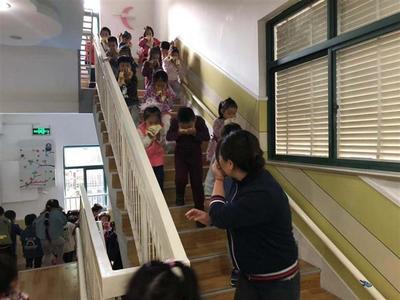 [普陀]金苹果幼儿园:消防演习活动