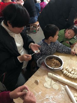新汶街道办事处金苹果幼儿园豆豆班半日活动“冬至到包饺子”