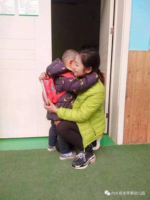 晨间礼仪岗,微笑暖心间--金苹果幼儿园晨间接待之‘’文明礼仪小天使‘’活动