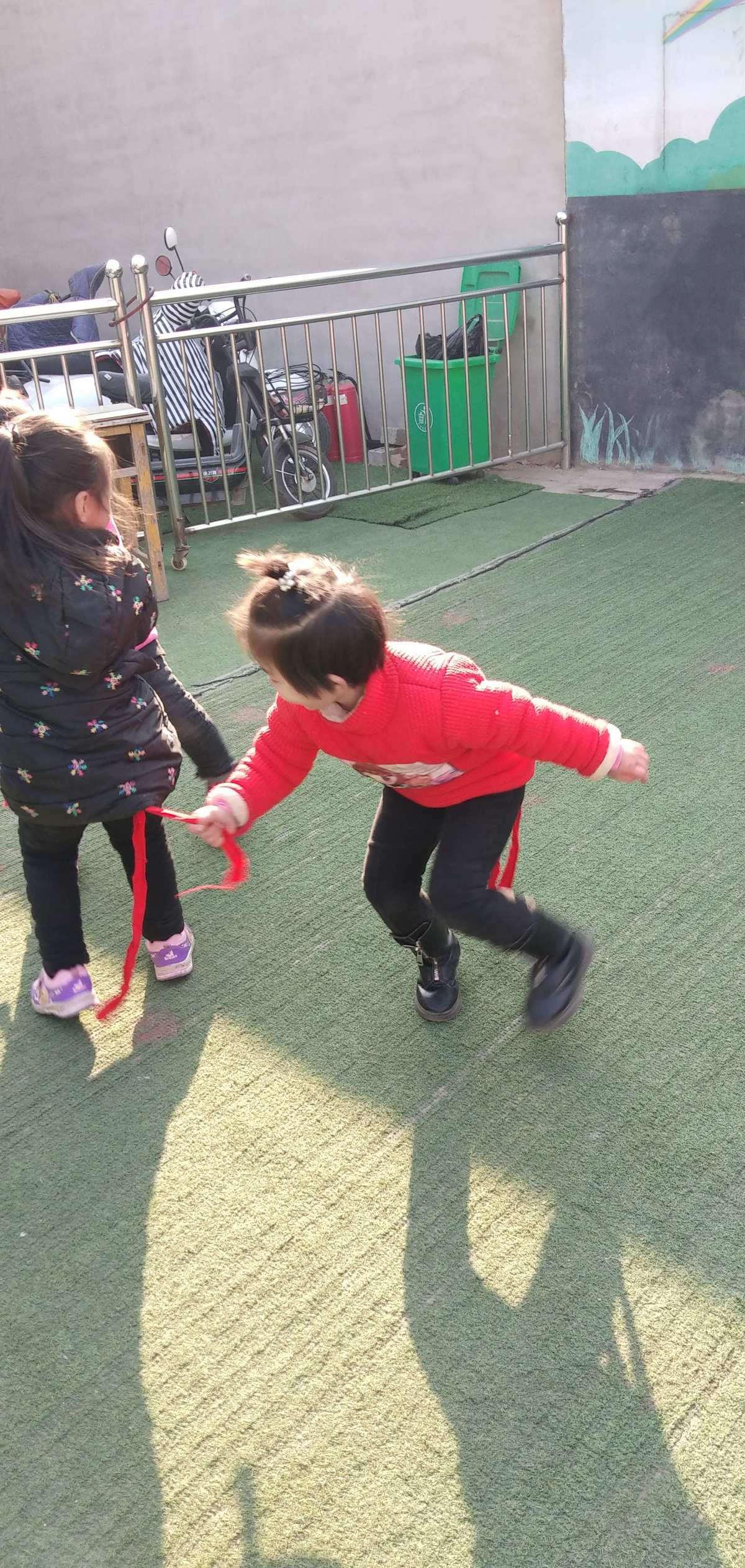 金苹果幼儿园大一班户外活动《抓尾巴》