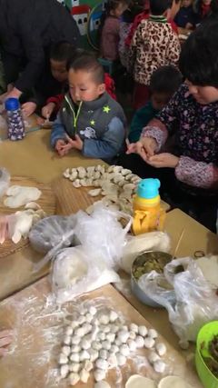 新汶街道办事处金苹果幼儿园豆豆班半日活动“冬至到包饺子”