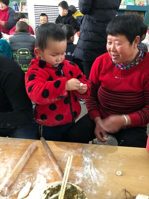 新汶街道办事处金苹果幼儿园豆豆班半日活动“冬至到包饺子”
